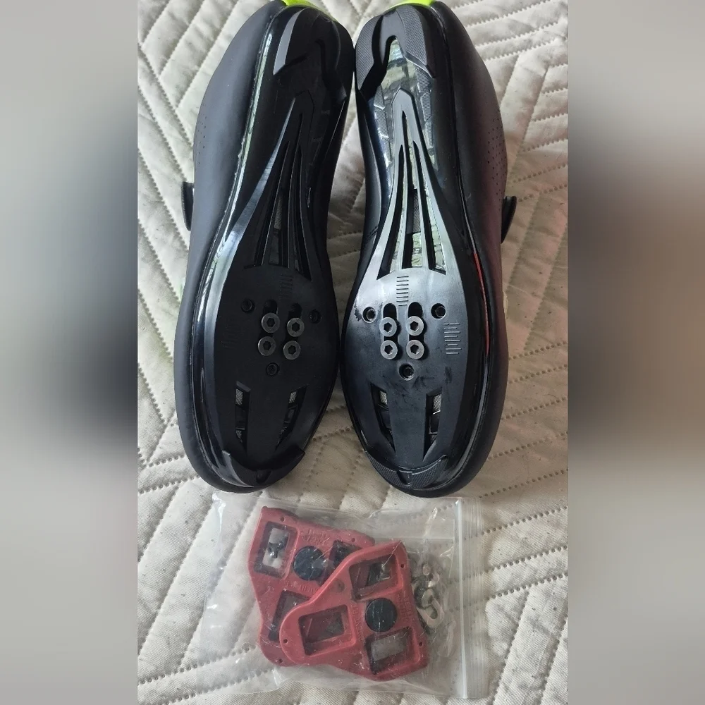 Spinning Black and Neon Green Sport Shoes - Picture 2 of 4